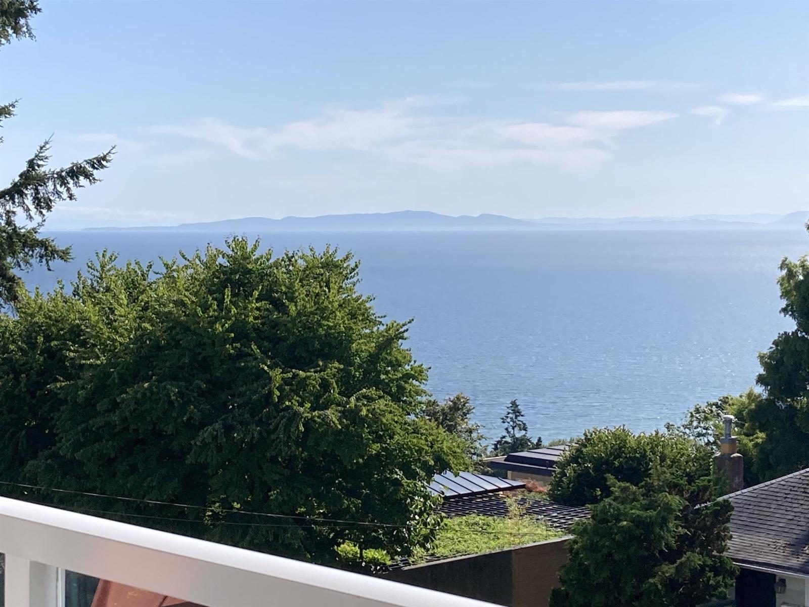 15010 Roper Avenue Unit 305, White Rock, BC V4B 5A9