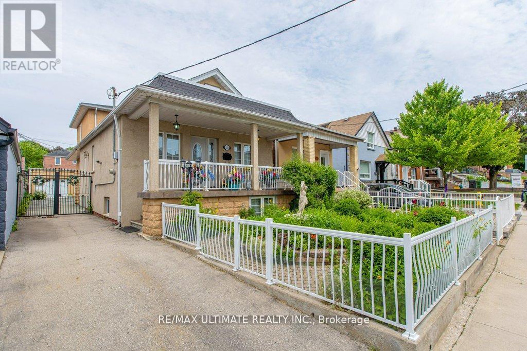 110 Aileen Ave, Toronto, ON M6M 1E9