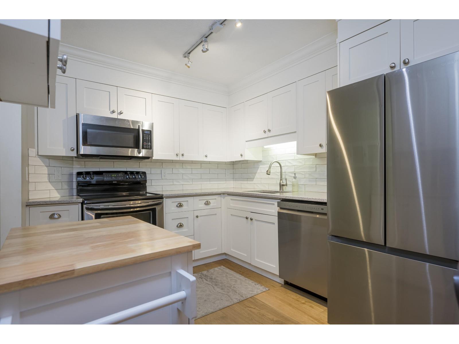 33280 E Bourquin Crescent Unit 210, Abbotsford, BC V2S 7K2
