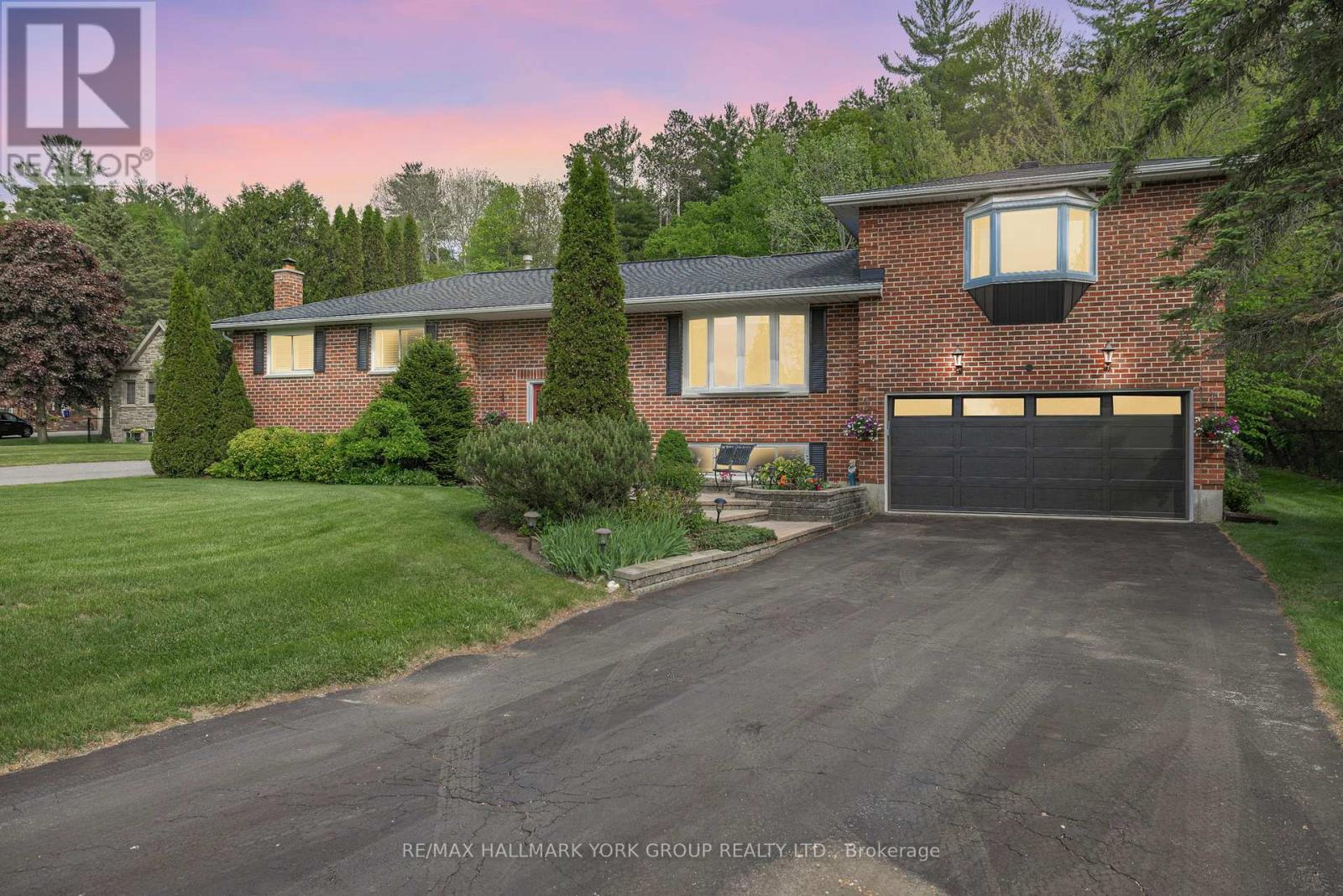 14 Anchor Ct, East Gwillimbury, ON L9N 1G1