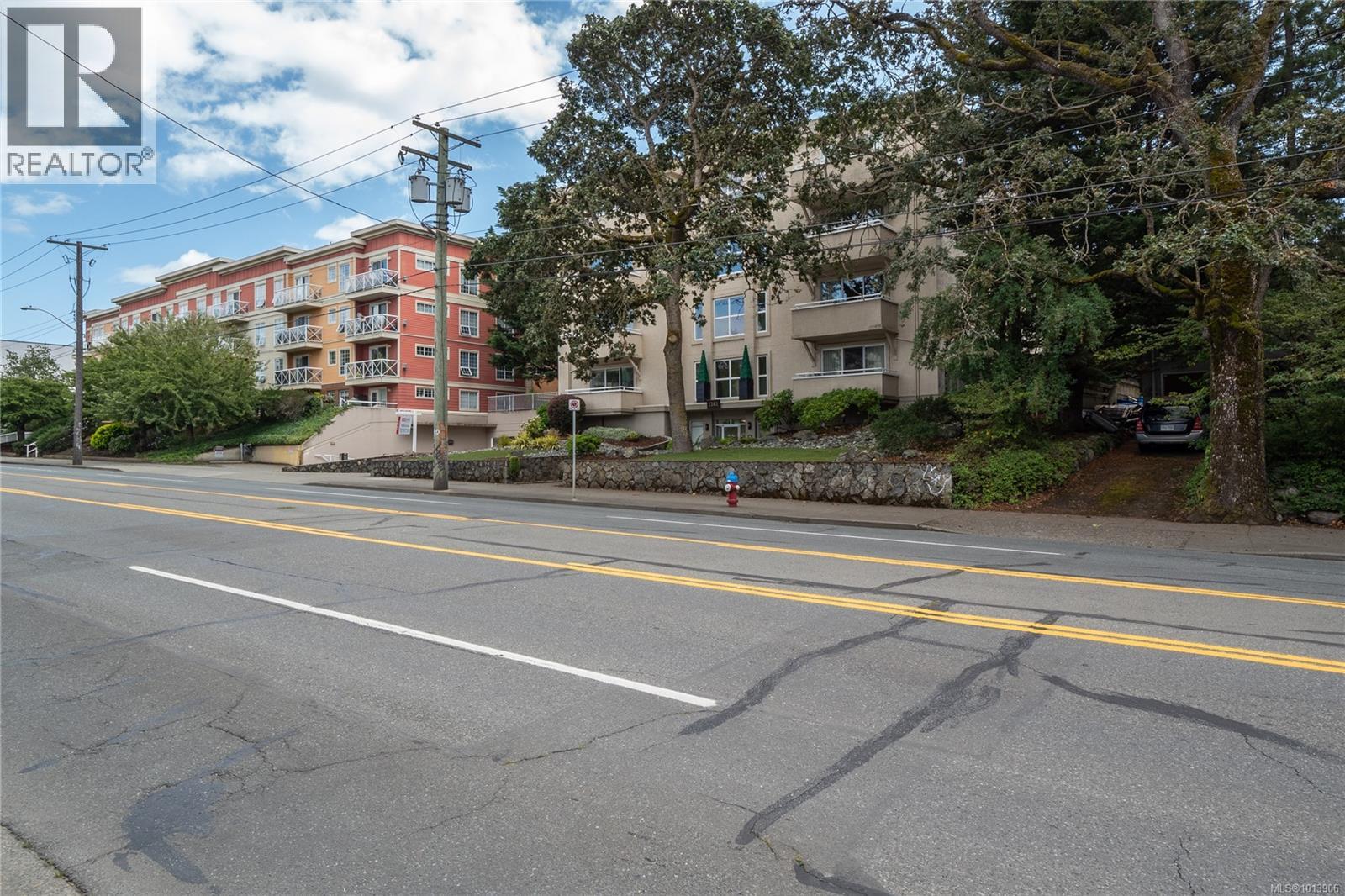 1361 Hillside Ave Unit 404 Ave, Victoria, BC V8T 2B3