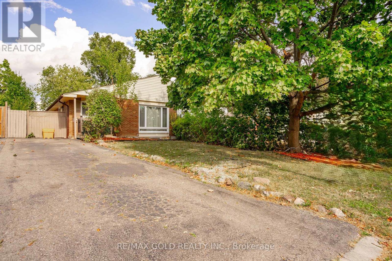 4 Deeside Cres, Brampton, ON L6T 3L7