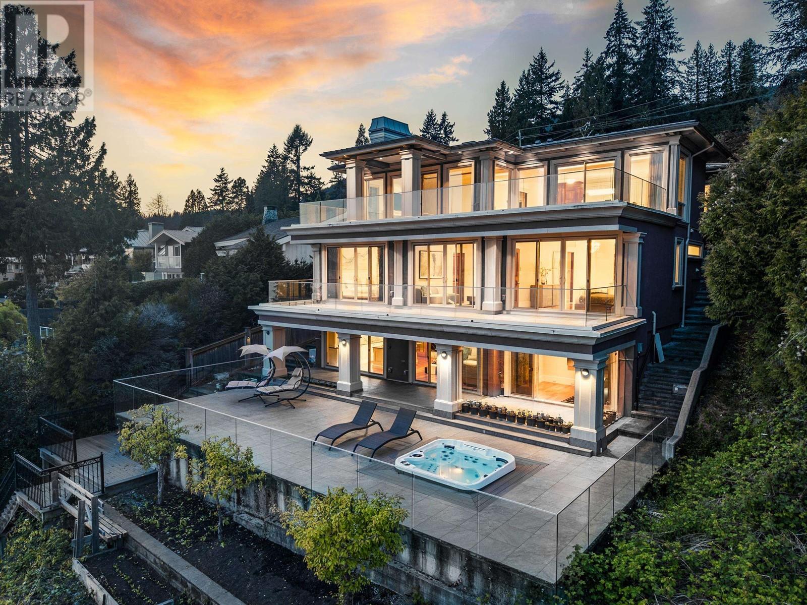 3008 Procter Ave, West Vancouver, BC V7V 1G1