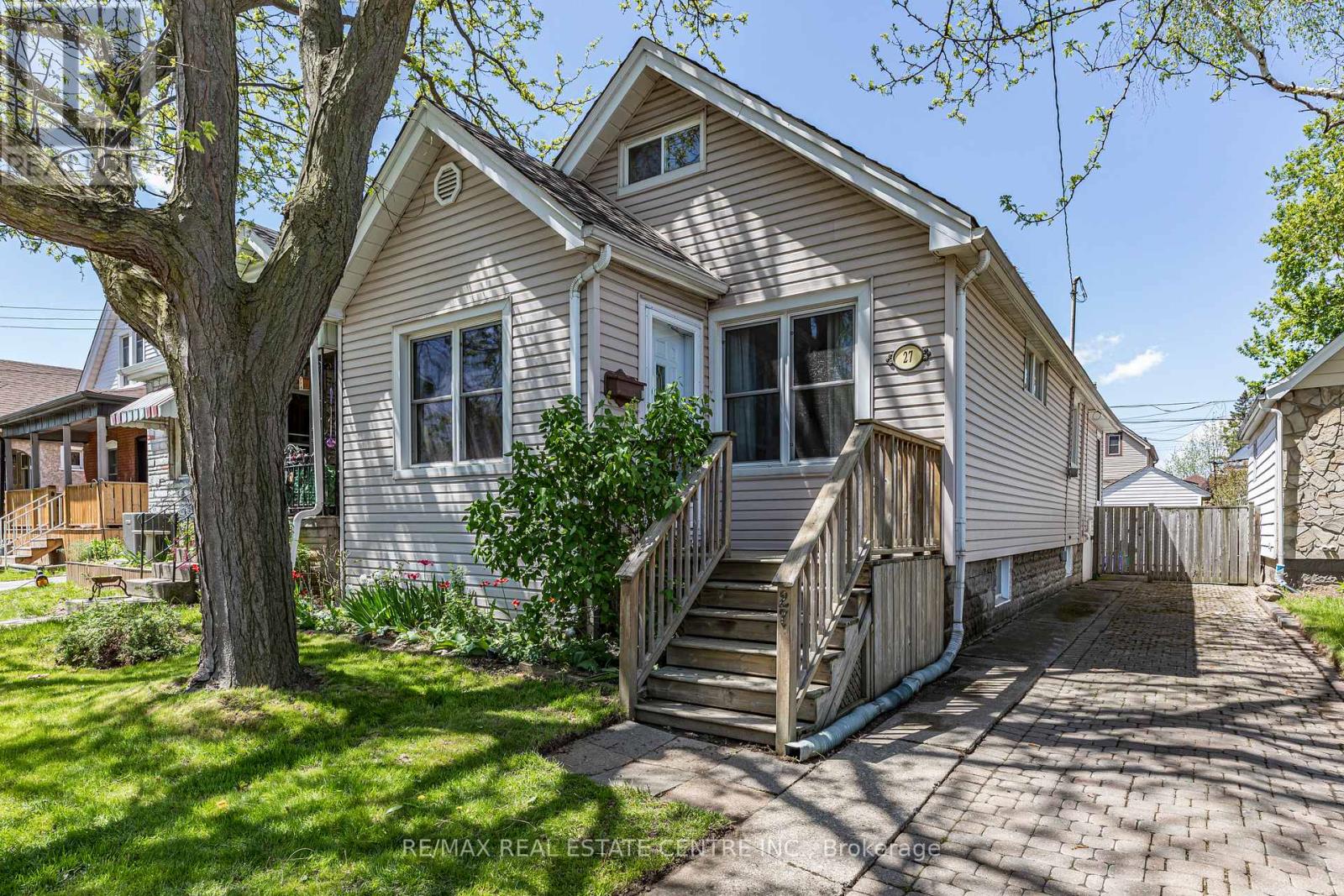 27 Barons Ave N, Hamilton, ON L8H 5A3