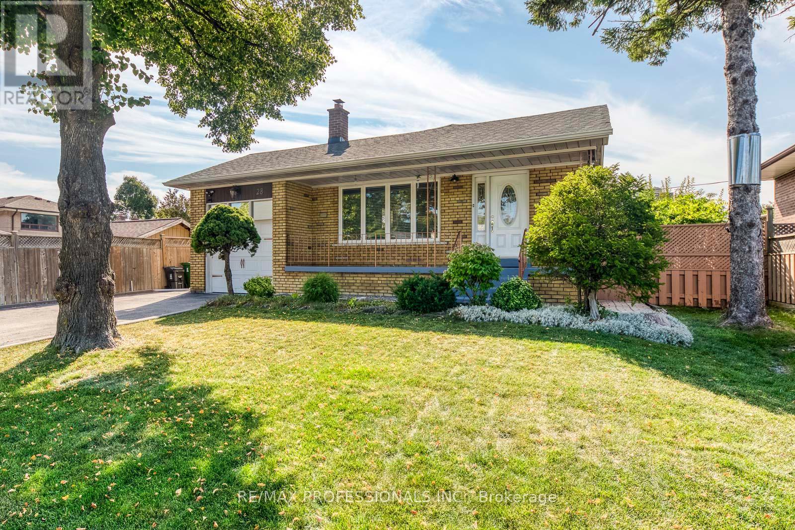 28 Summerfield Cres, Toronto, ON M9C 3X3
