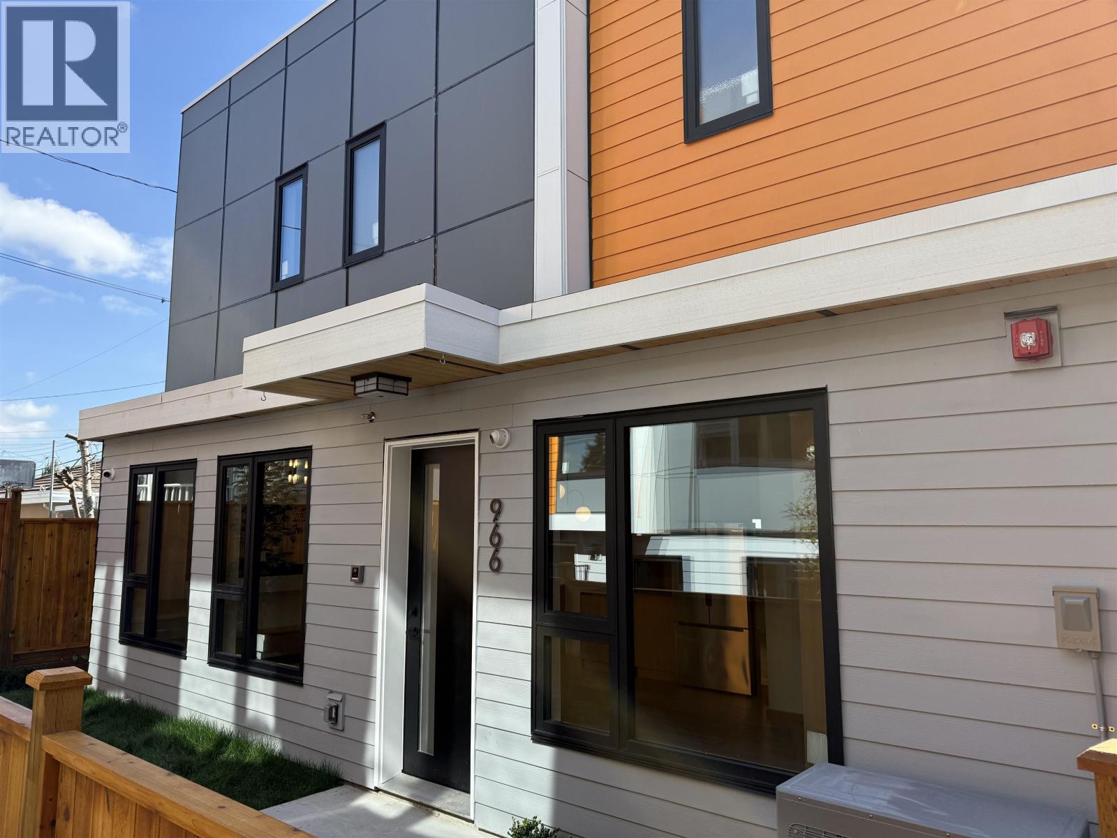 968 E 55th Avenue Unit 3, Vancouver, BC V5X 1N9
