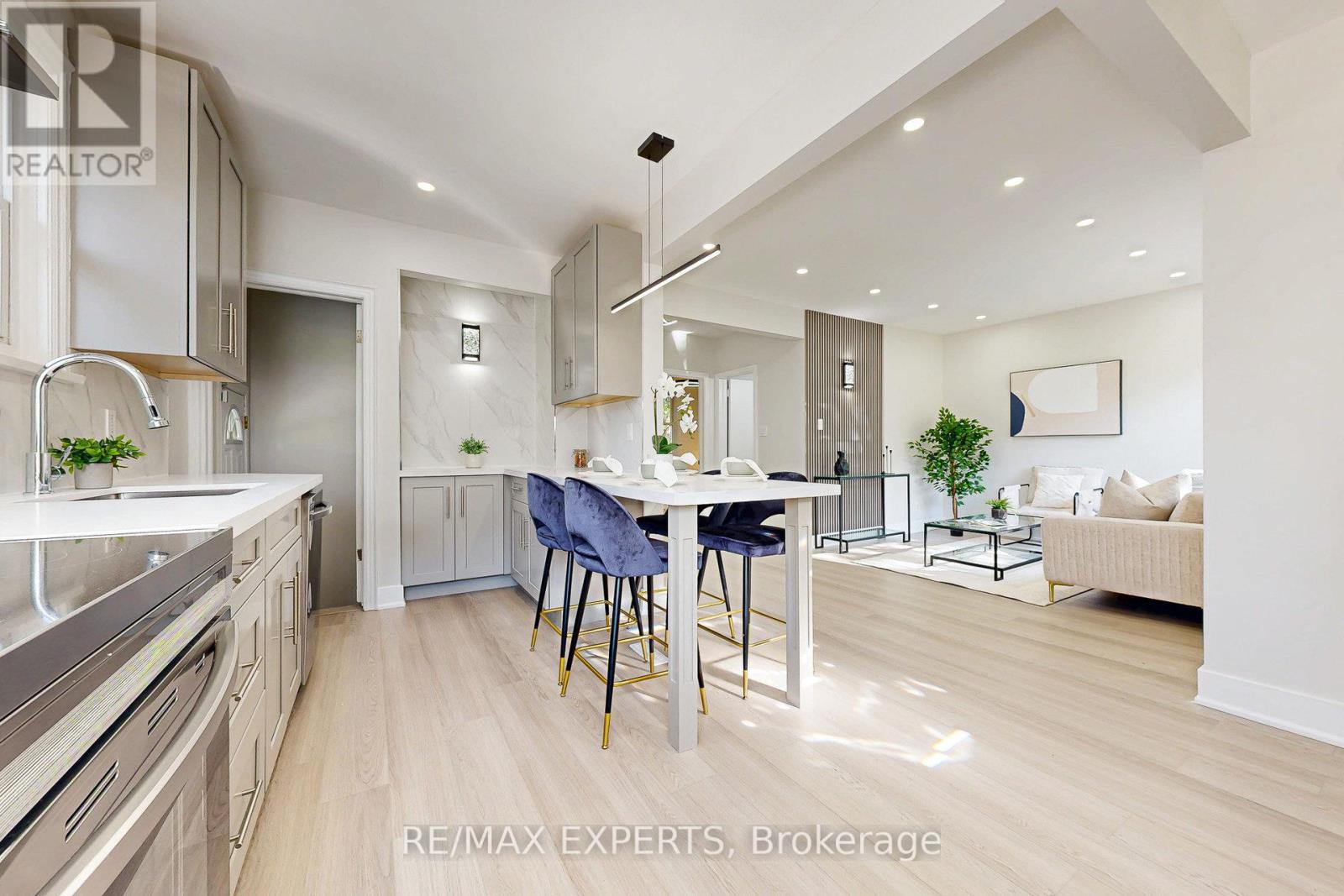 261 Helmer Ave, Newmarket, ON L3Y 4L8
