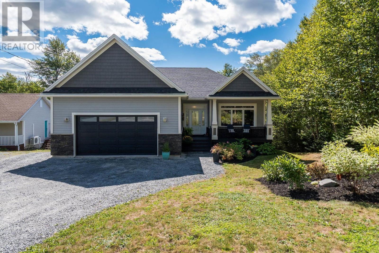 769 Lakeview Ave, Halifax, NS B4E 3G9