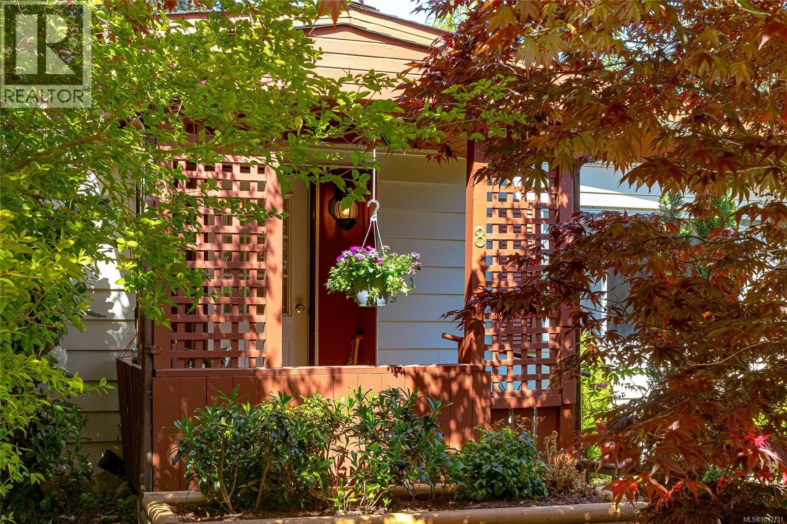 60 Cooper Rd Unit 8 Rd, View Royal, BC V9A 4K2