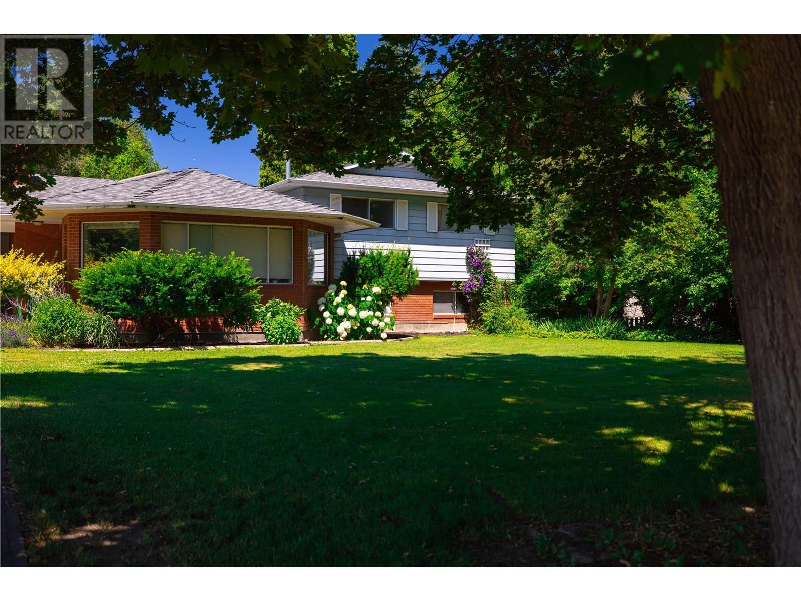 3330 Jackson Ct, Kelowna, BC V1W 2T6