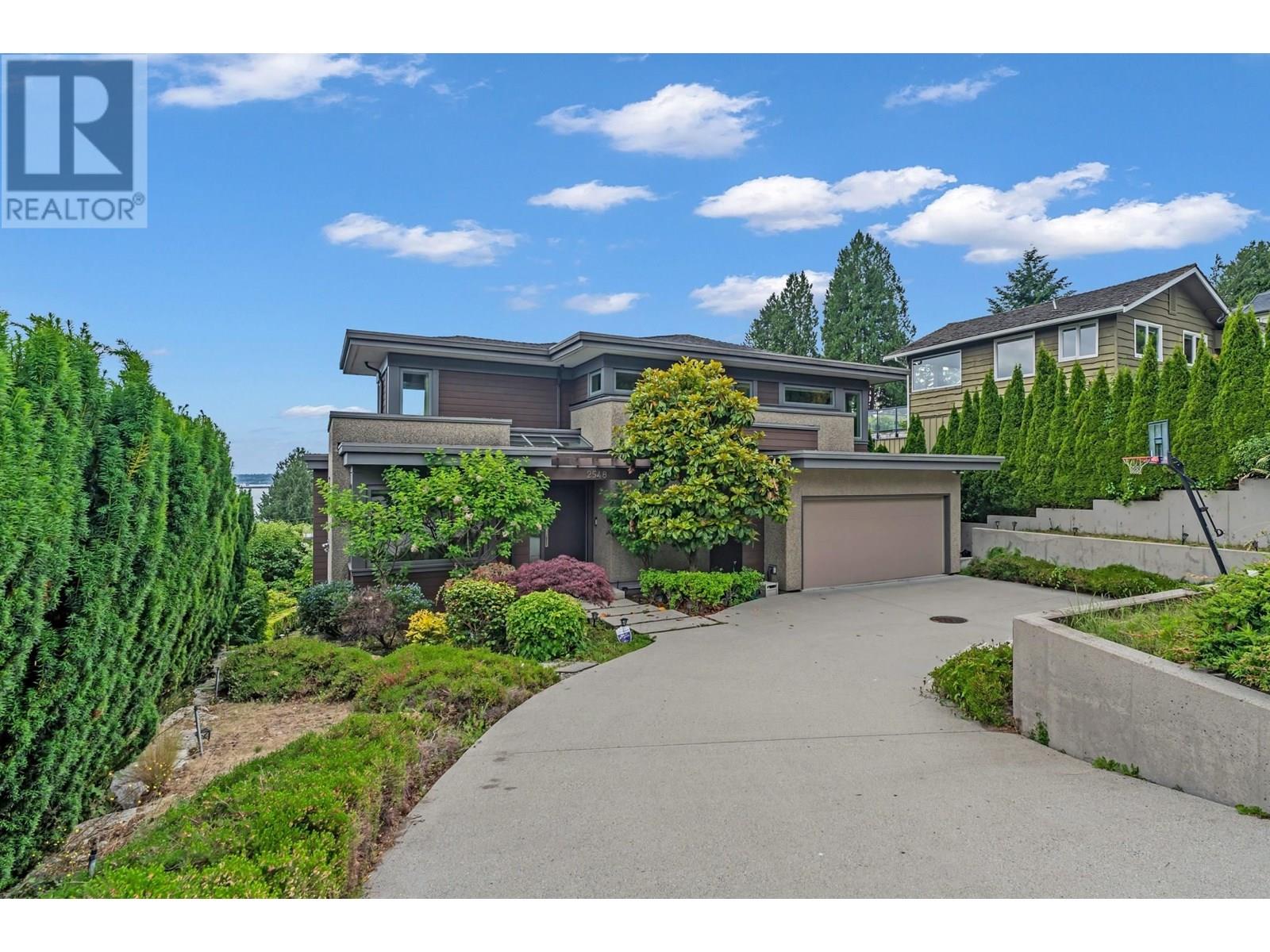 2548 Mathers Ave, West Vancouver, BC V7V 2J1
