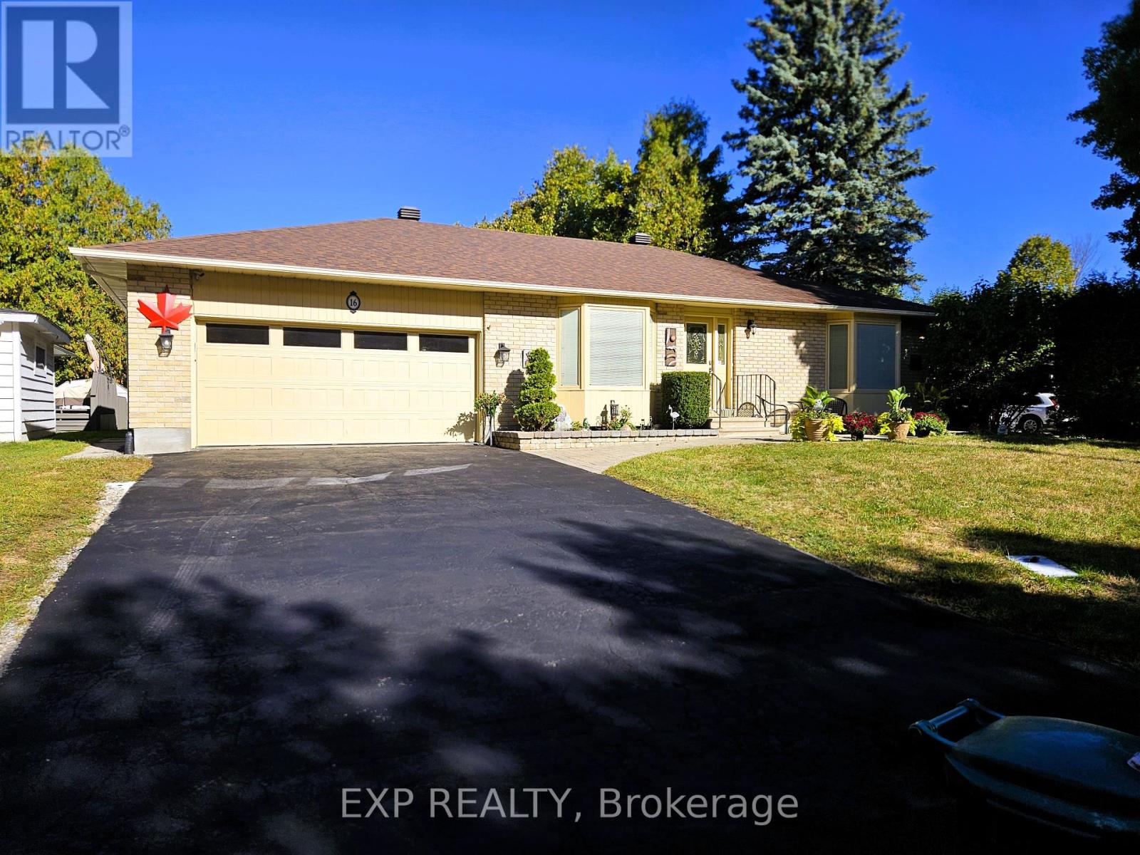 16 Evelyn St, Ottawa, ON K2S 1M9