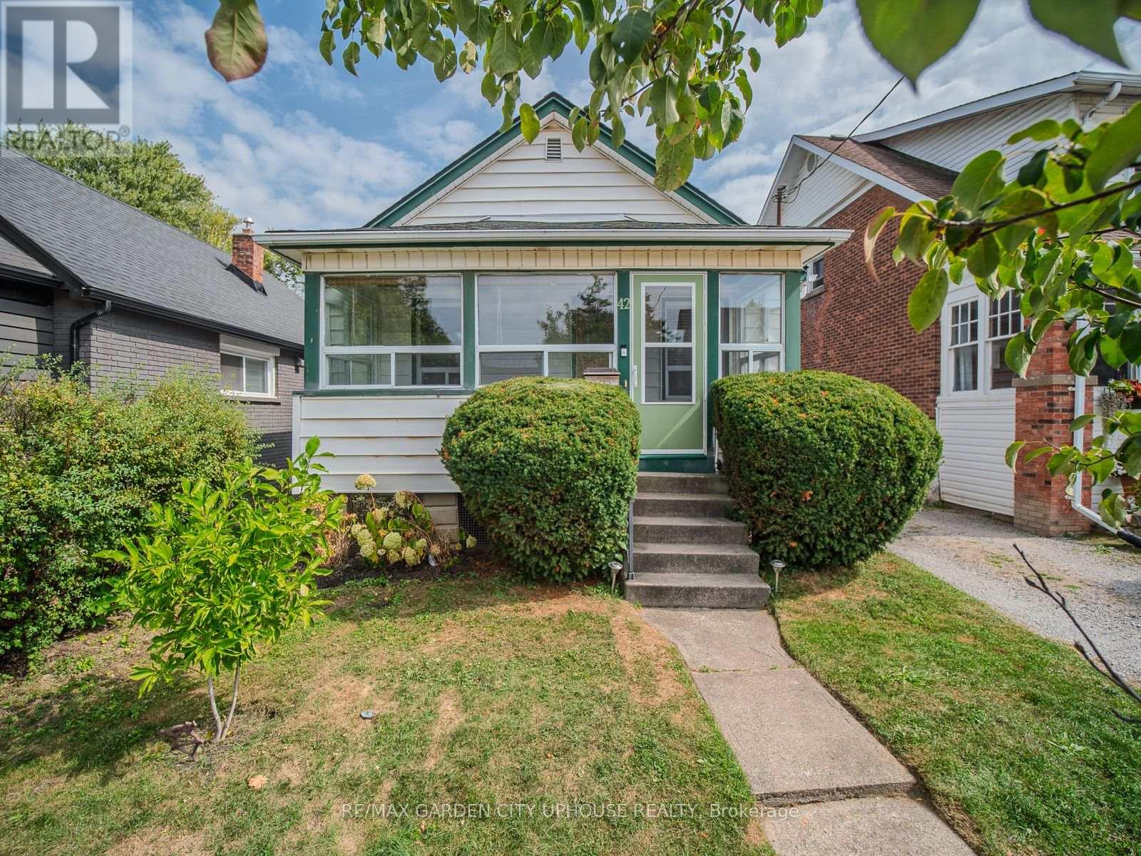 42 Grantham Ave S, St. Catharines, ON L2P 3B4
