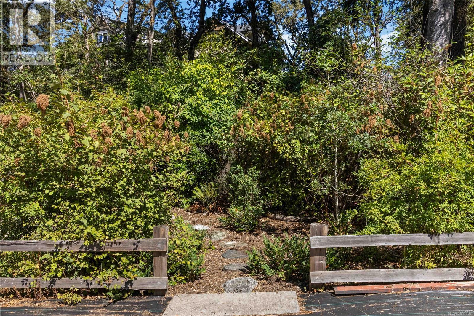 929 Woodhall Dr, Saanich, BC V8X 3L7