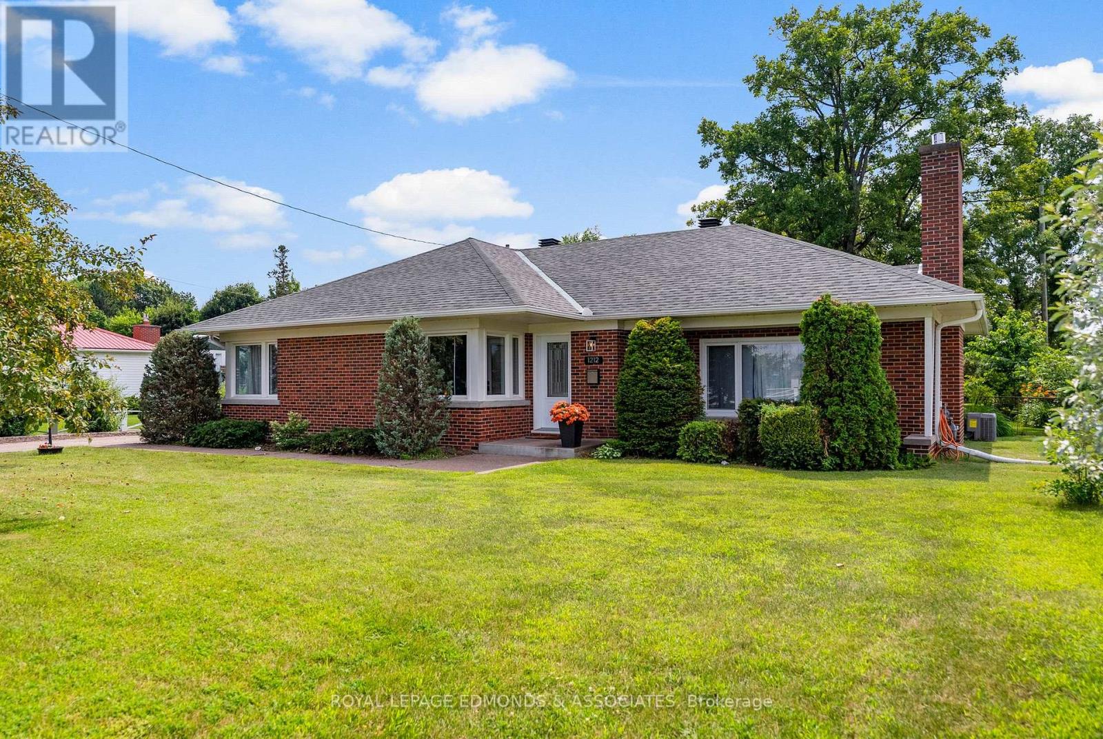1212 Pembroke St E, Laurentian Valley, ON K8A 7R9