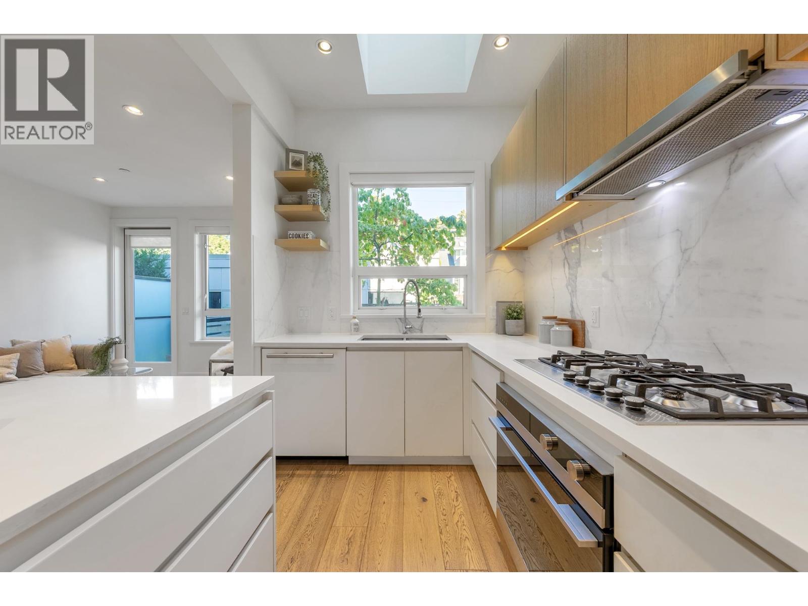 2431 W Broadway St, Vancouver, BC V6K 2E8