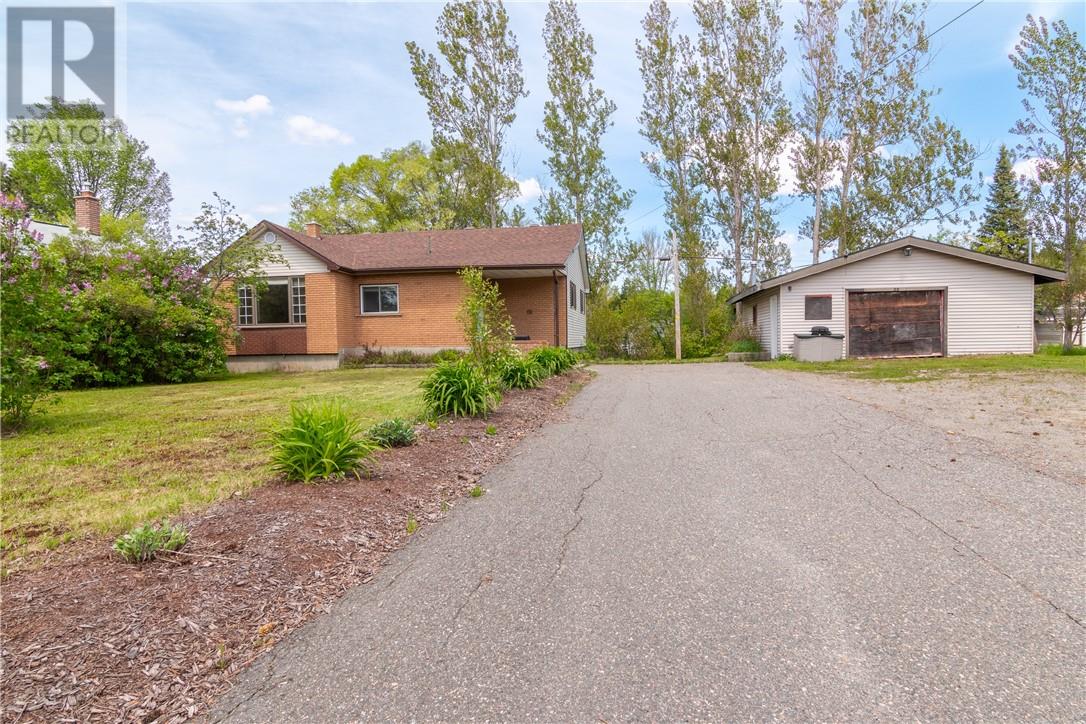 60 Allan St, Coniston, ON P0M 1M0