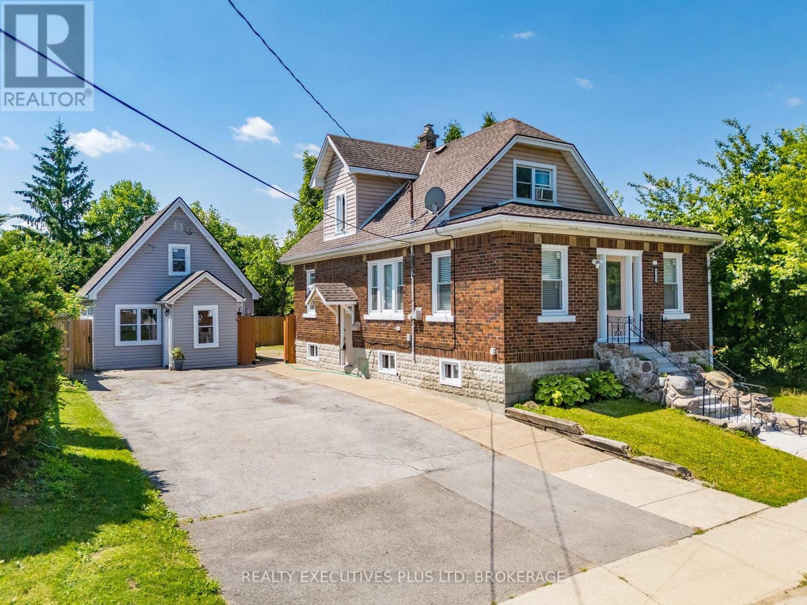 5352 Stamford St, Niagara Falls, ON L2E 1N3