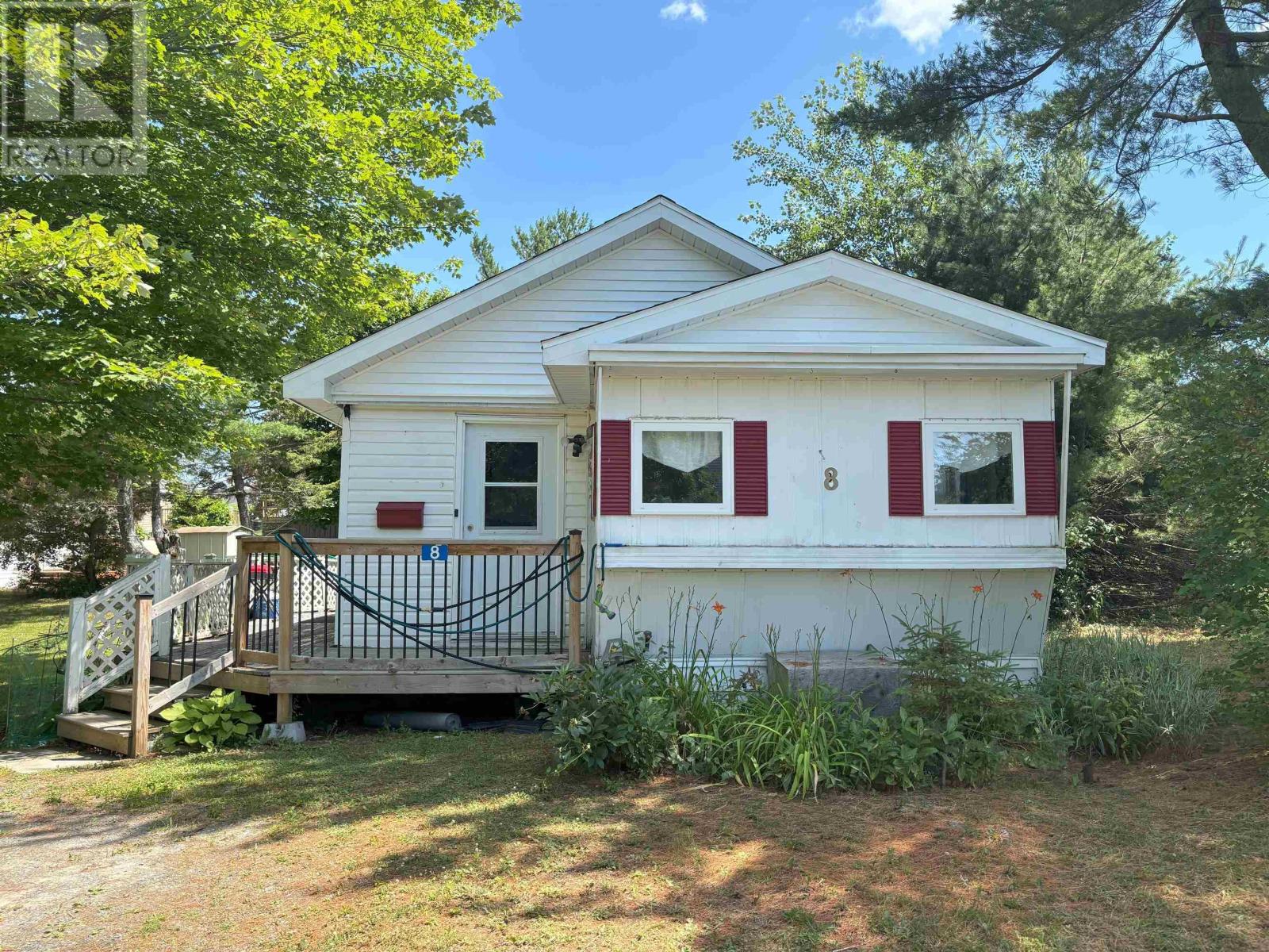 8 Paddock Ln, Falmouth, NS B0P 1L0