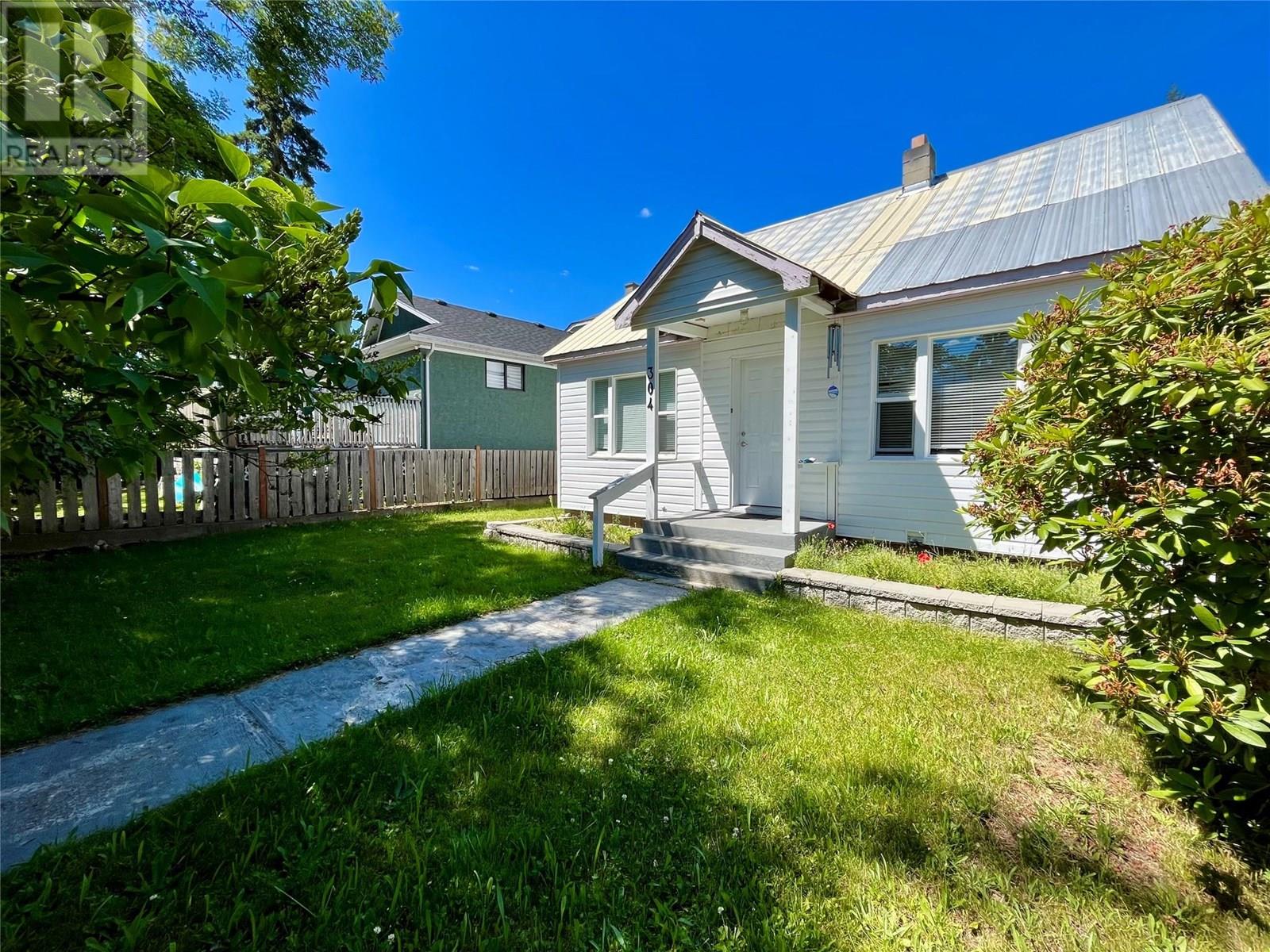 304 7 Avenue Northwest, Nakusp, BC V0G 1R0