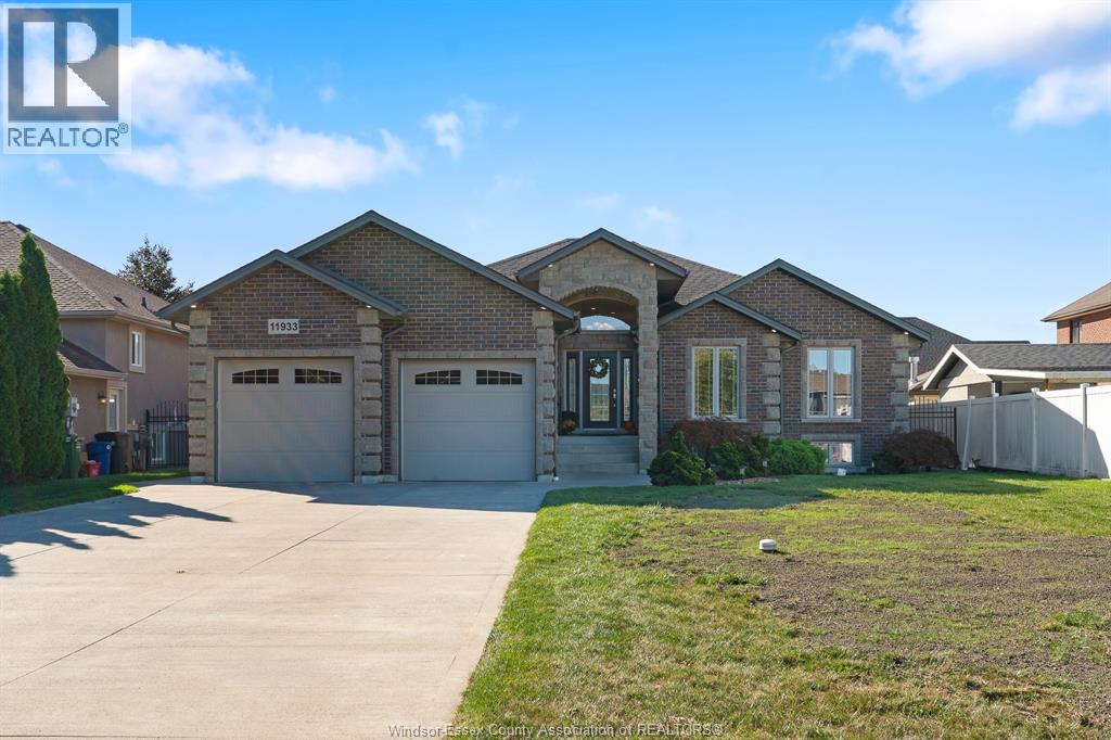 11933 Maisonneuve St, Tecumseh, ON N9N 1R2