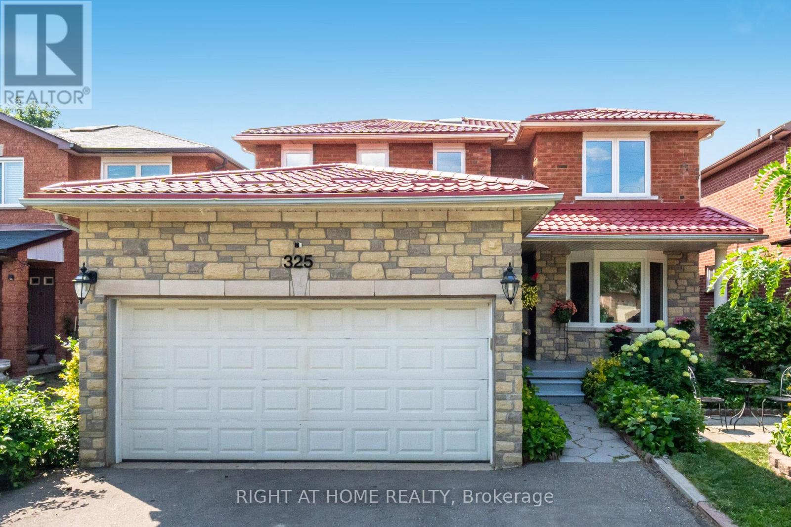 325 Harrowsmith Dr, Mississauga Hurontario, ON L5R 1P9