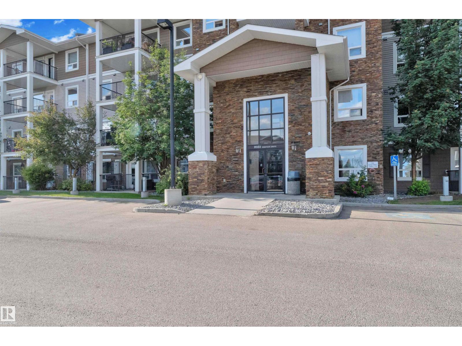 9351 Simpson Dr NW, Edmonton, AB T6R 0N3