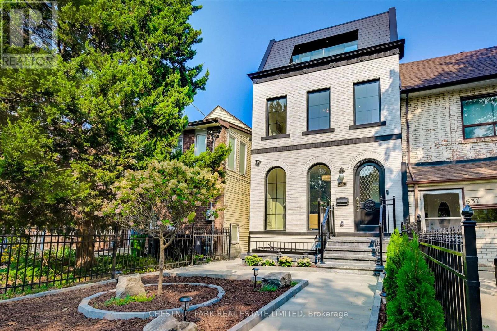 539 Crawford St, Toronto, ON M6G 3J9
