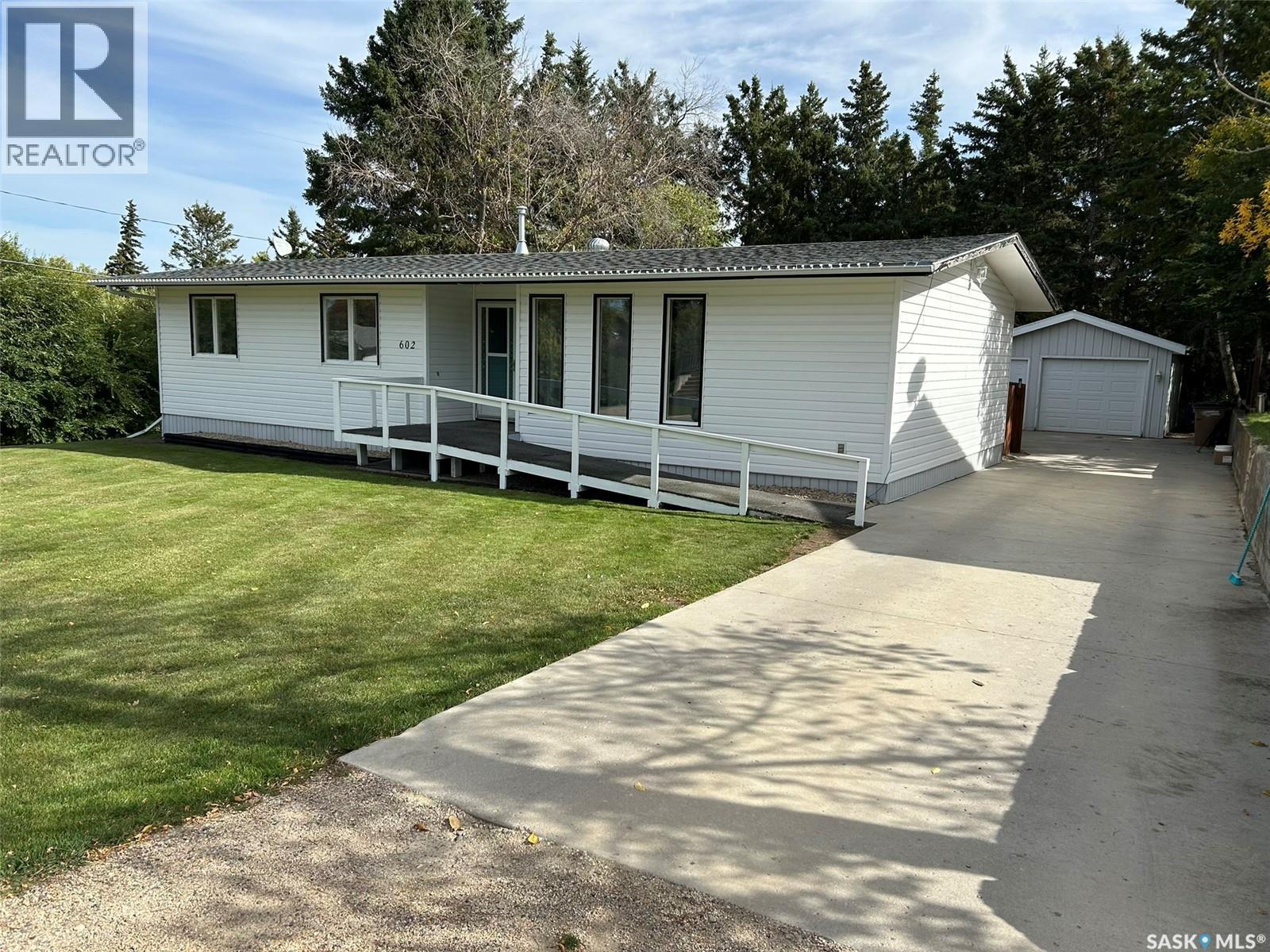 602 Hall St, Kelvington, SK S0A 1W0