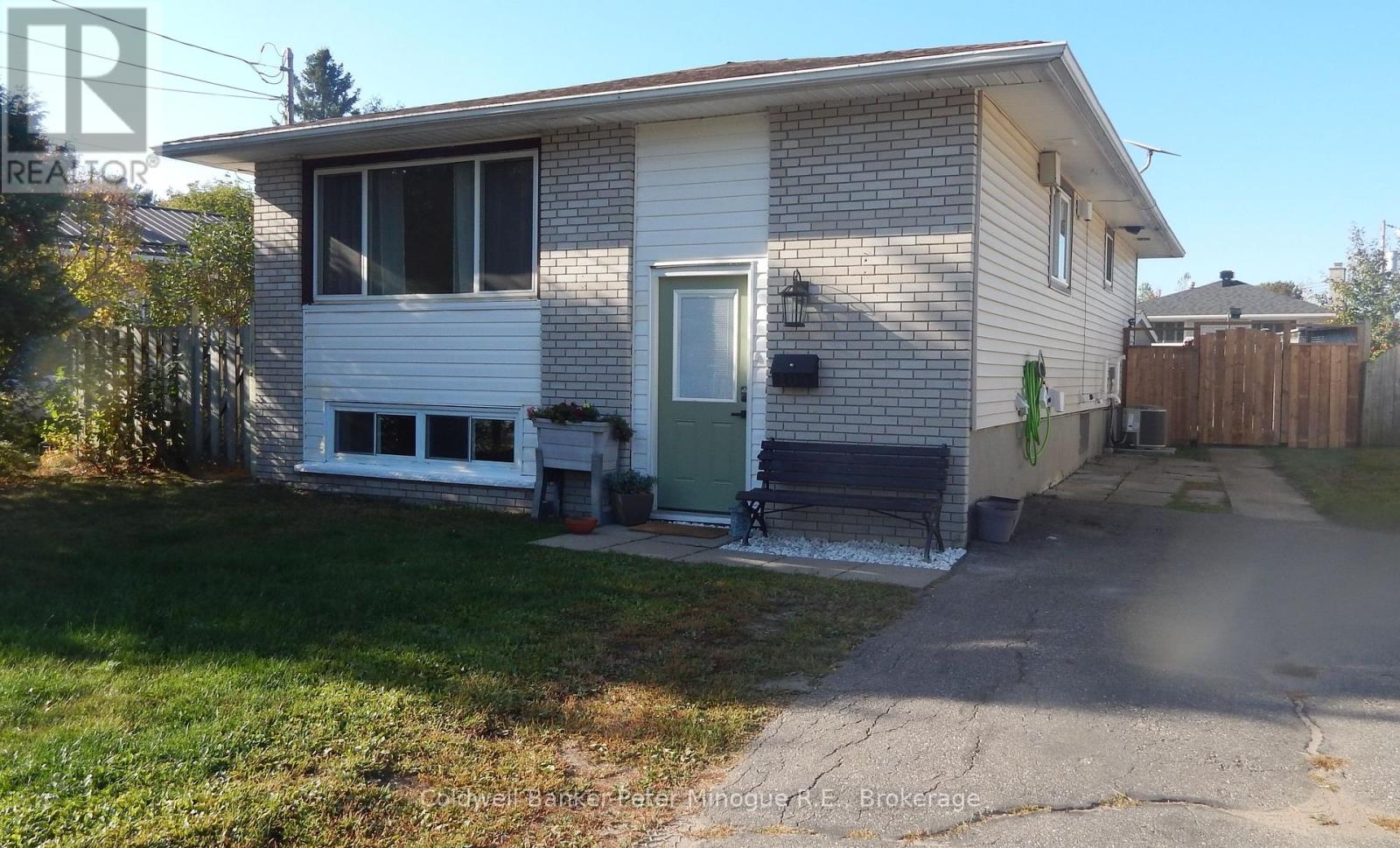 105 Strathcona Dr, North Bay, ON P1A 2N5