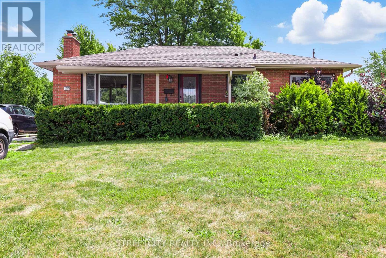 2257 Trafalgar St, London, ON N5V 4Z7