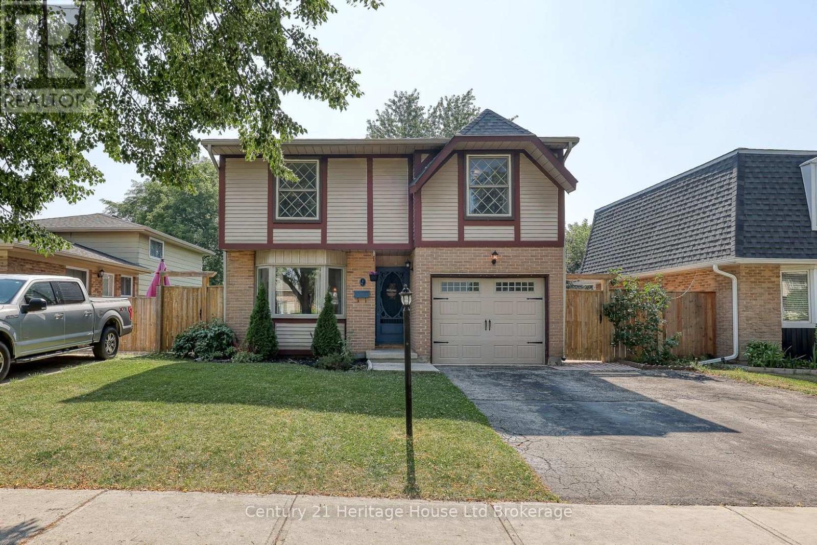 9 Edmunds Cres, London, ON N5Z 4J1