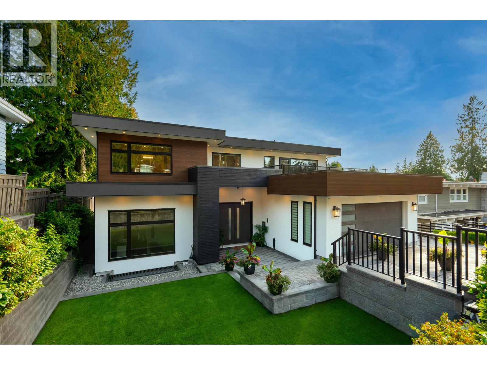 929 Canyon Blvd, North Vancouver, BC V7R 2J9