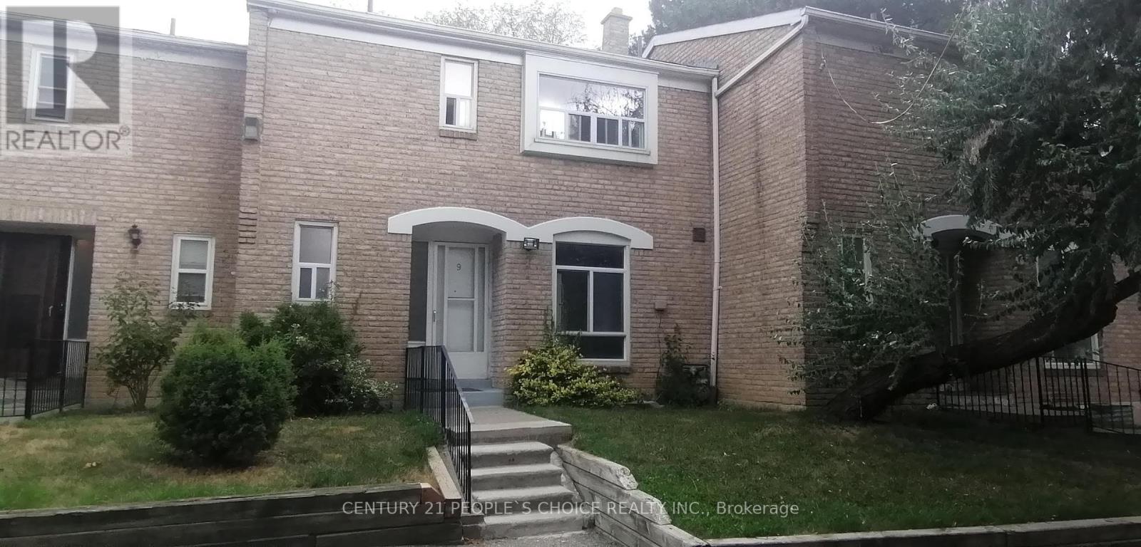 9 17 Gosford Blvd, Toronto, ON M3N 2G7