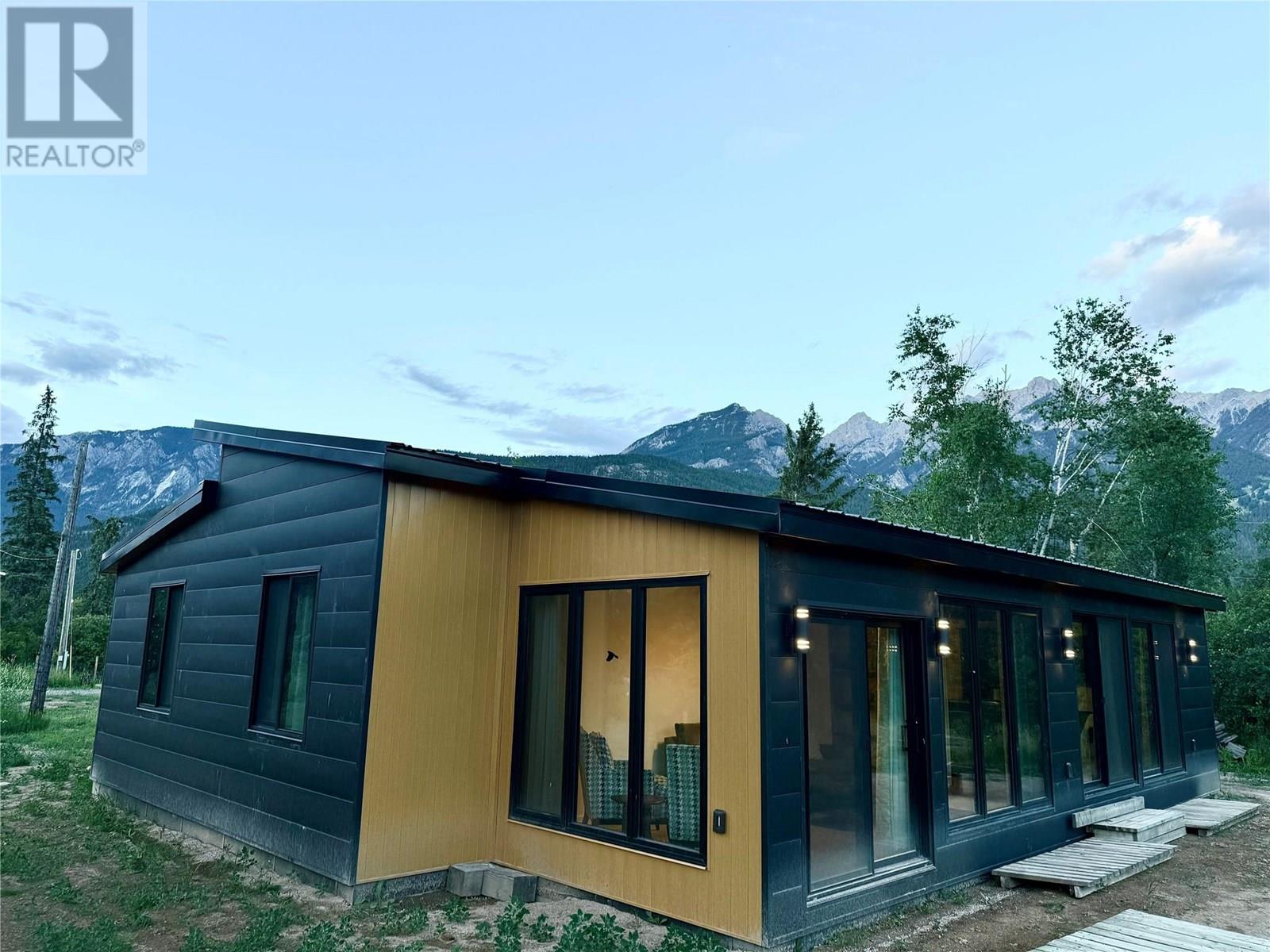 4851 Willow Pl, Fairmont Hot Springs, BC V0B 1L1