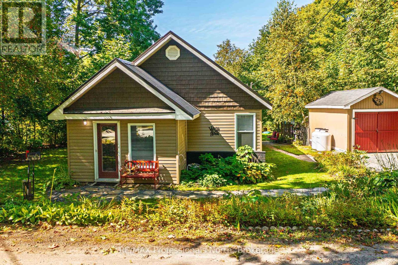 32 Bethune Rd S, Huntsville, ON P1H 2J2