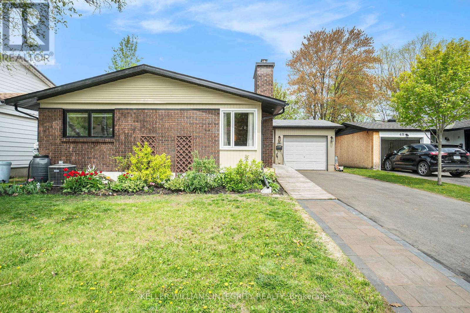 673 La Verendrye Dr, Ottawa, ON K1J 7X5