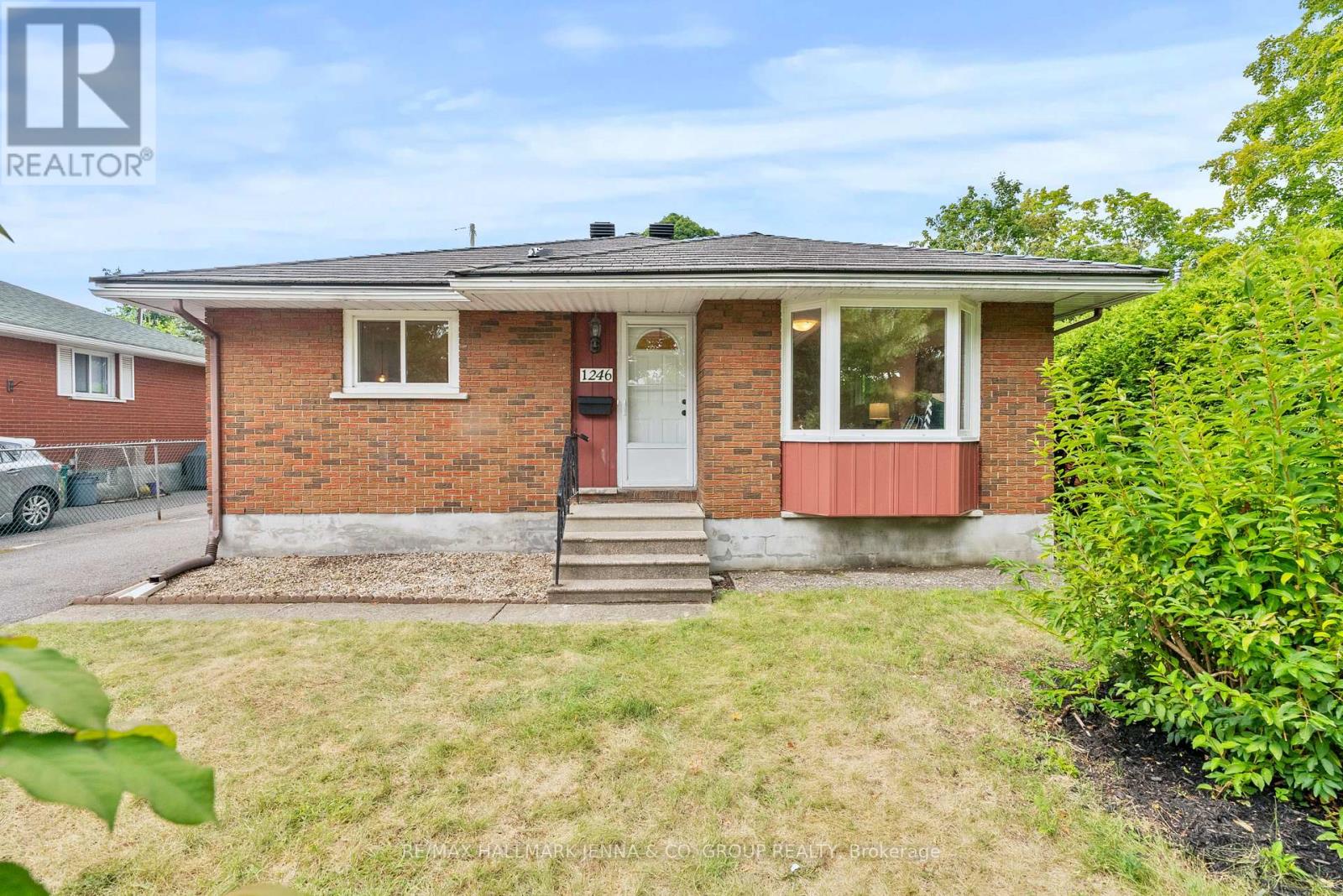 1246 Cobden Rd, Ottawa, ON K2C 2Z9