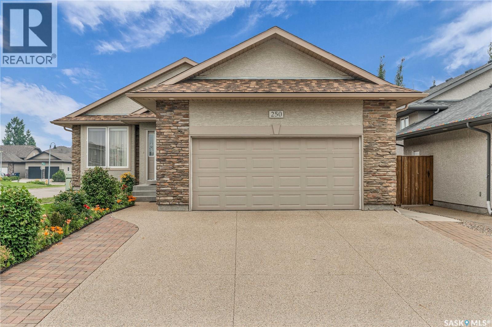 250 Robertson Cv, Saskatoon, SK S7T 0E6