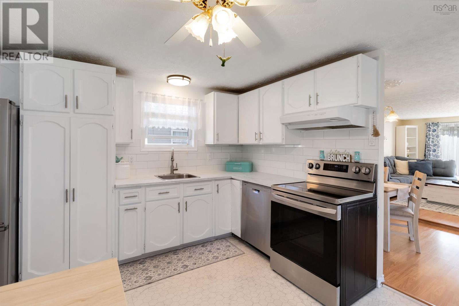 15 Florence Ave, Dartmouth, NS B2Y 2A4