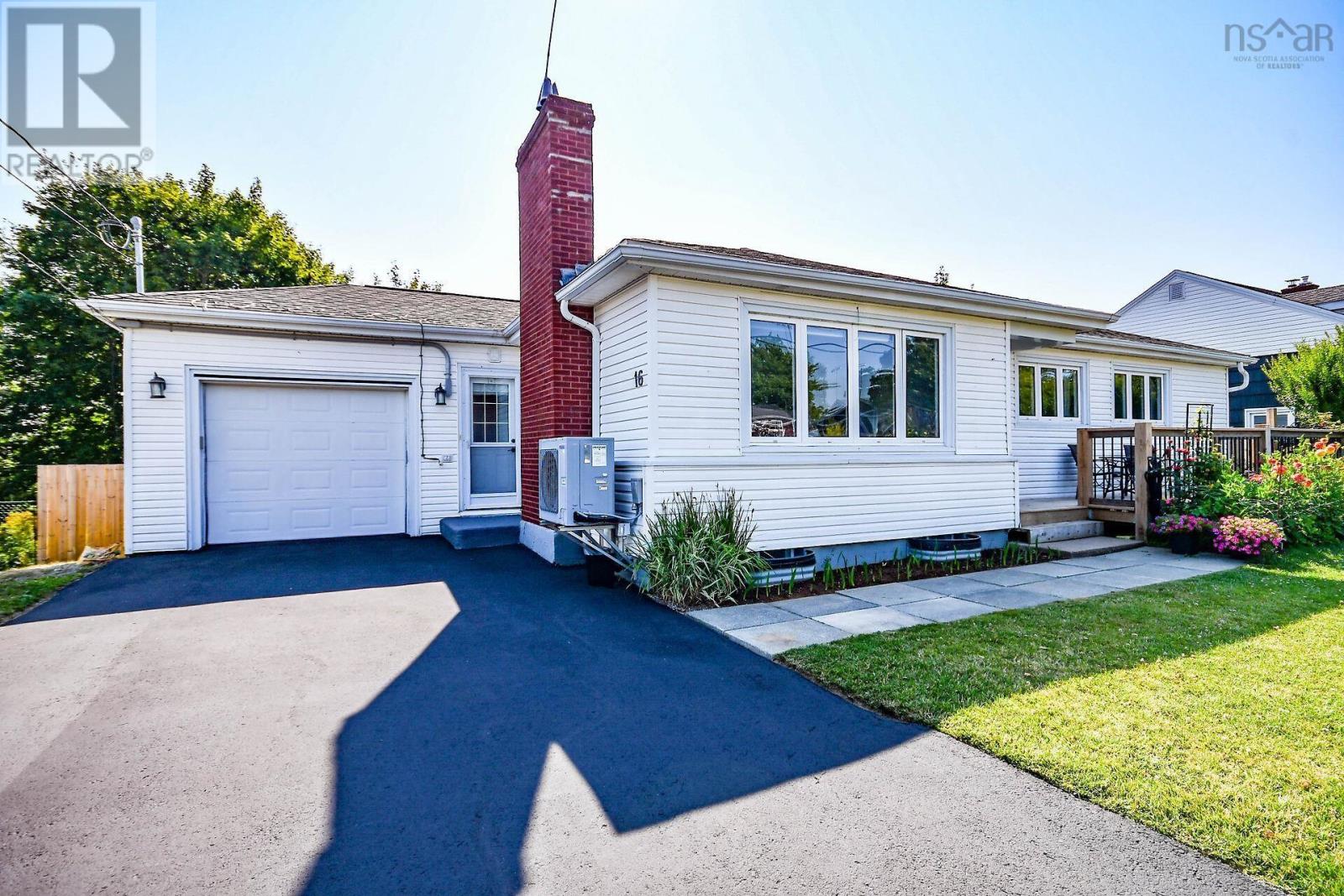 16 Raymoor Dr, Woodlawn, NS B2X 1G7