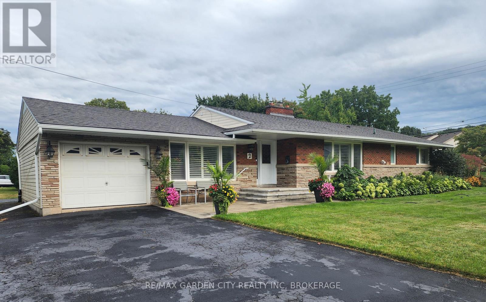 2 Lynnwood Ave, Grimsby, ON L3M 2X6
