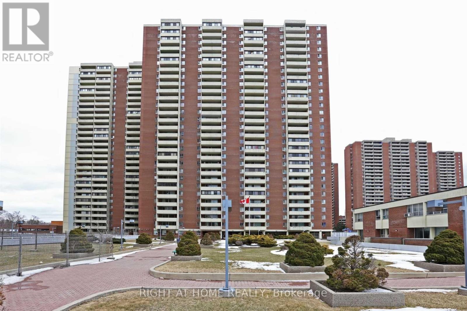 717 5 Massey Sq, Toronto, ON M4C 5L6