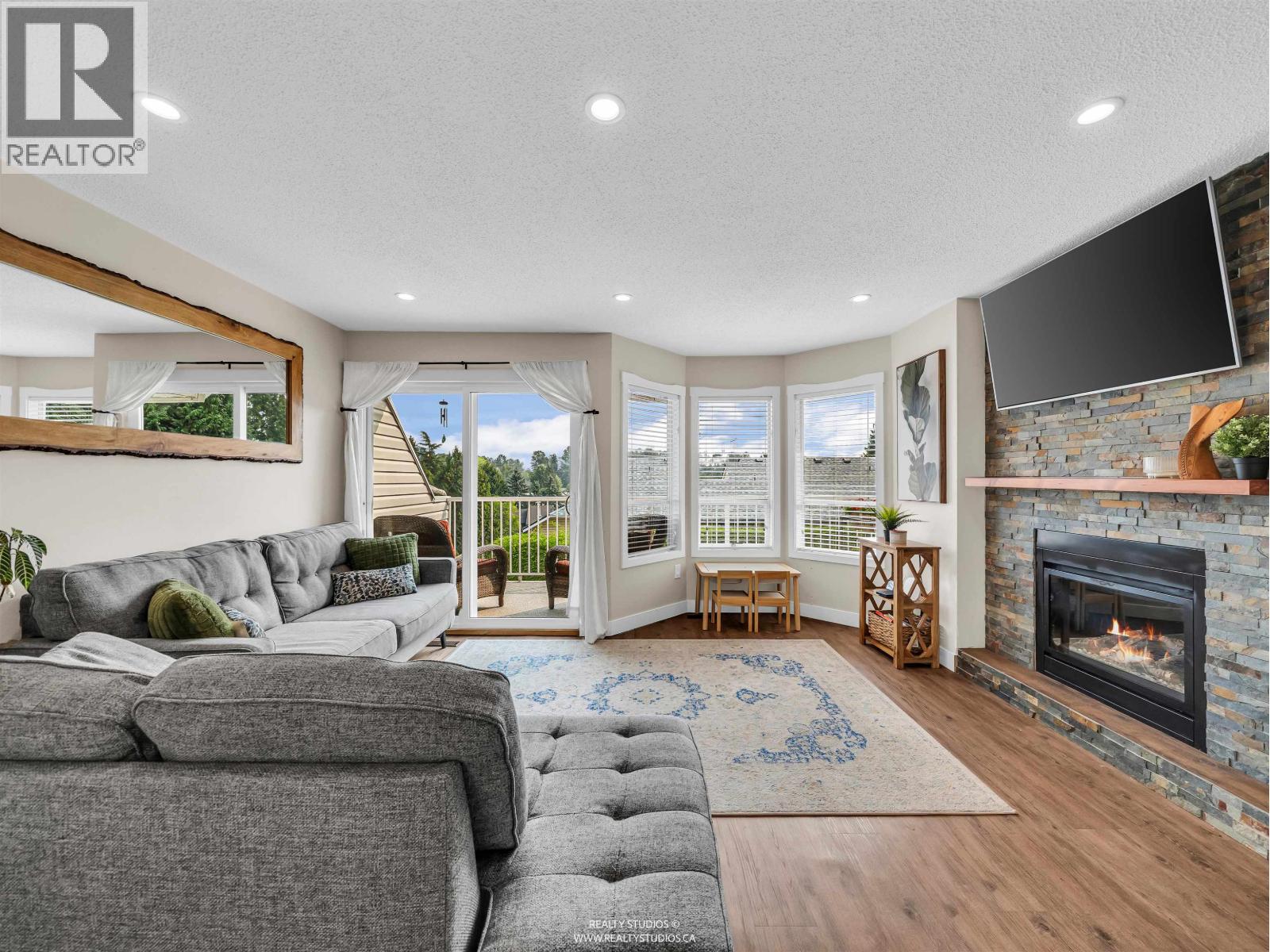 1176 Falcon Drive Unit 405, Coquitlam, BC V3E 2N7