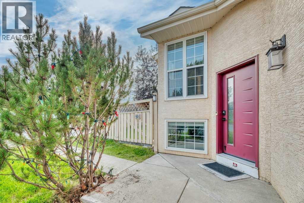 41 Millbank Bay SW, Calgary, AB T2Y 2Z1