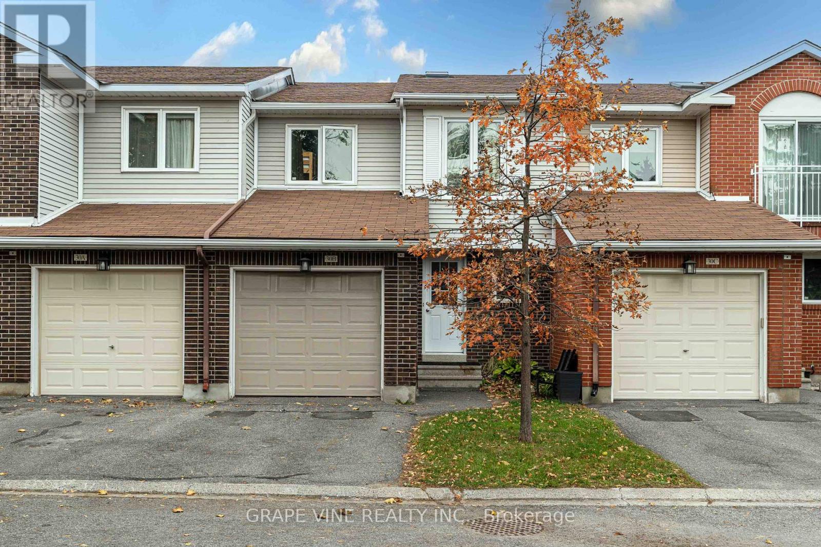 30 Castlebrook Ln B Ln #b, Ottawa, ON K2G 5G5