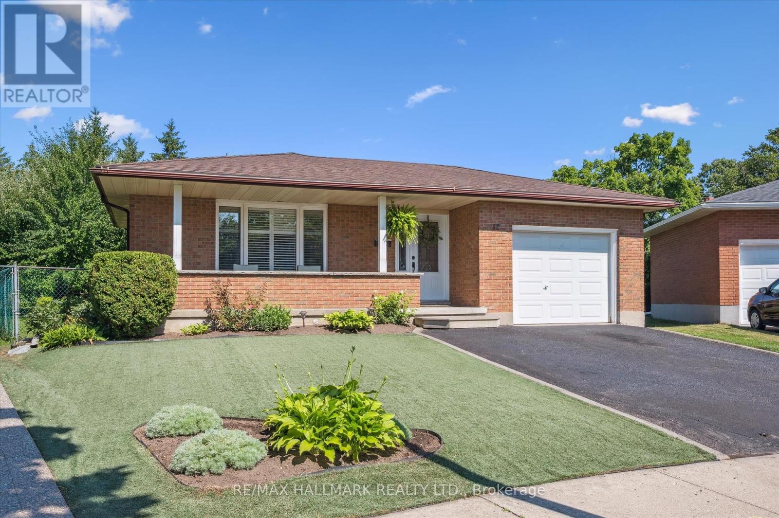 32 Warwick Ct, Kitchener, ON N2E 2P1