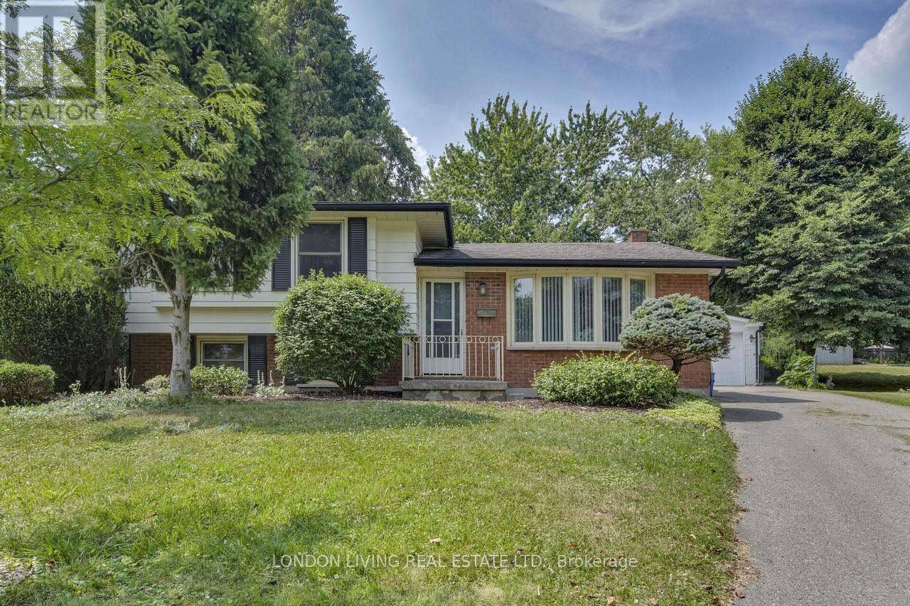 80 Rollscourt Pl, London, ON N6G 1M2