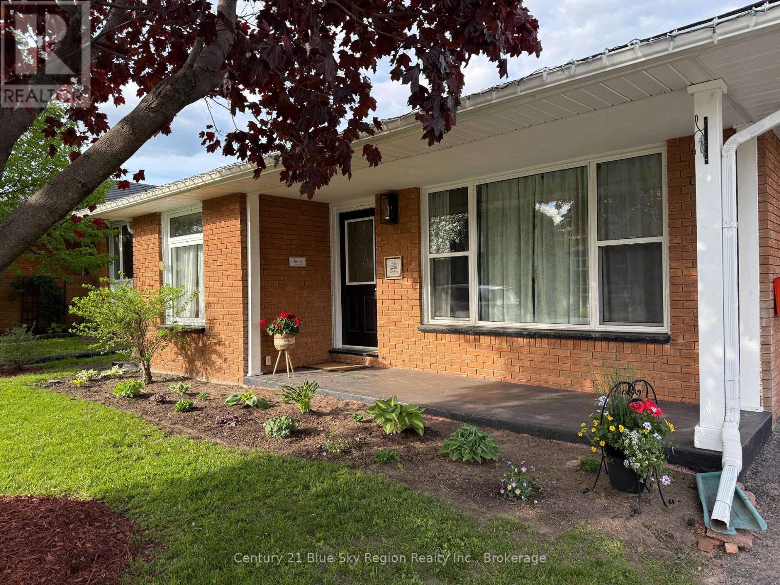 14 Marshall Park Dr, North Bay, ON P1A 2N9