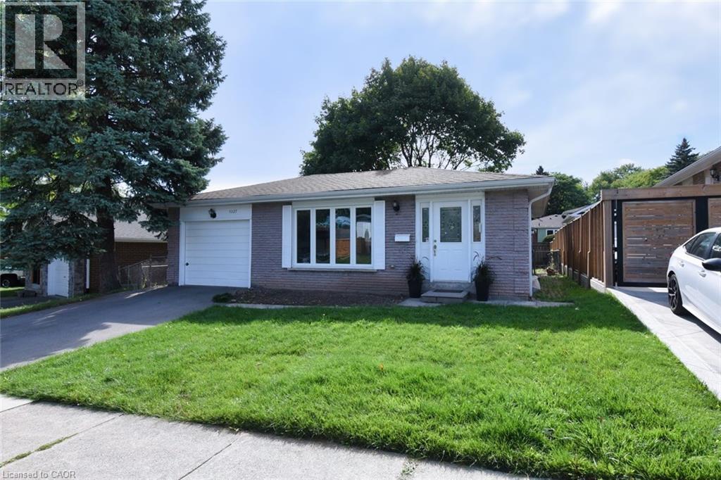 1327 Janina Blvd, Burlington, ON L7P 1K5
